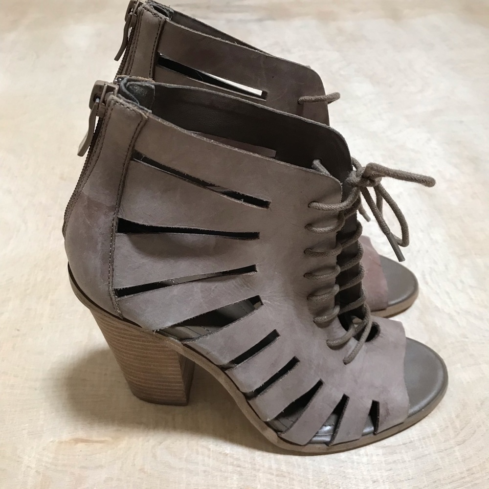 BCBG Generation Bohemian Leather Sandals Zipper Lace Up Size 7